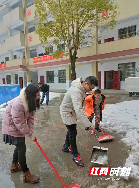 “微光成炬，温暖同行”——岳麓区赴邵阳县支教队党员扫雪护校志愿行动