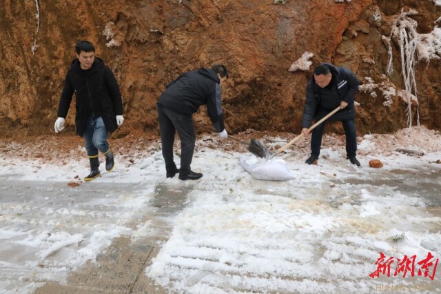 北湖区丨除冰破雪保畅通保供电