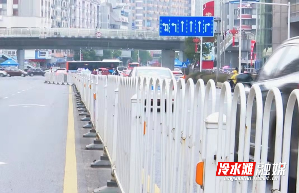 冷水滩：安装道路安全防护栏  构筑生命“安全墙”2.jpg