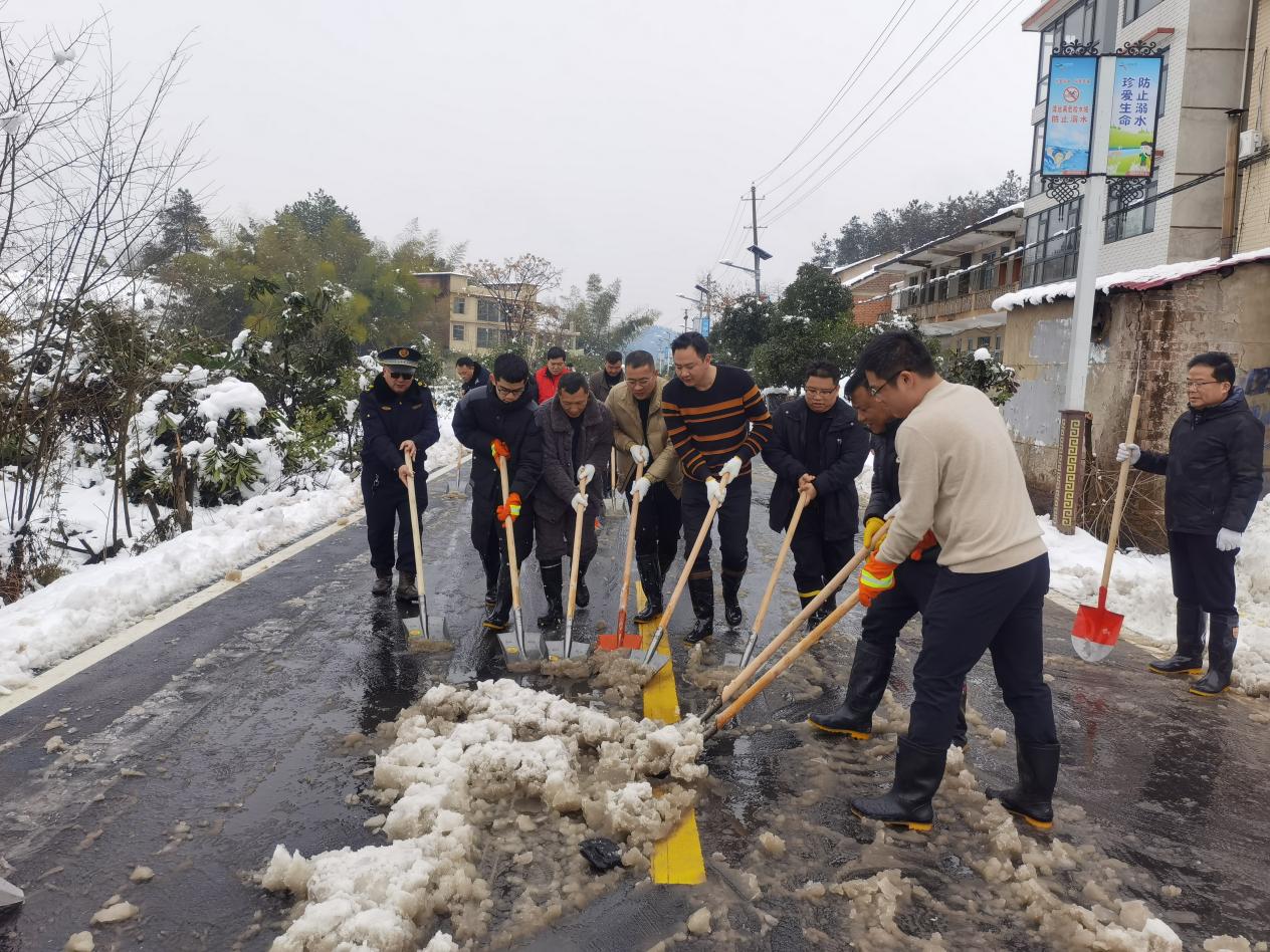 “飞雪迎春到 除雪暖意浓”  大雪之中显担当——大祥驻村帮扶工作队扎实开展扫雪清障工作_邵商网