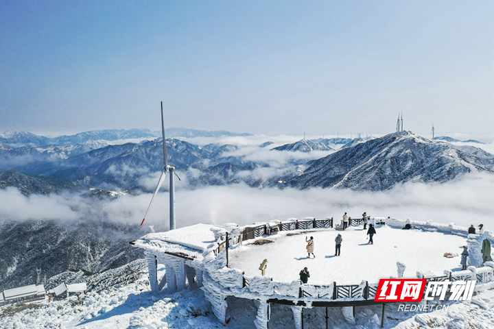2月25日，雪后初晴，蓝山县云冰山风景区出现壮观的冰雪云海景观，群山之巅银装素裹，云雾缭绕，美如画卷，吸引省内外游客慕名前来观赏拍照。彭华 摄 (1).jpg