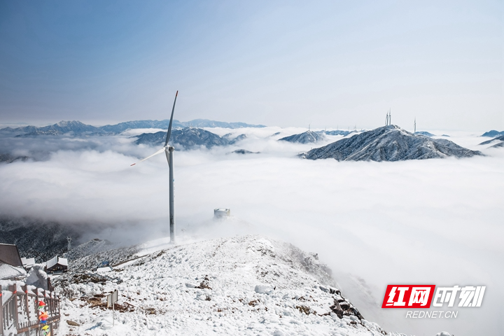 2月25日，雪后初晴，蓝山县云冰山风景区出现壮观的冰雪云海景观，群山之巅银装素裹，云雾缭绕，美如画卷。彭华 摄 (5).jpg
