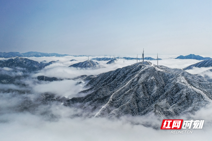 2月25日，雪后初晴，蓝山县云冰山风景区出现壮观的冰雪云海景观，群山之巅银装素裹，云雾缭绕，美如画卷。彭华 摄 (7).jpg