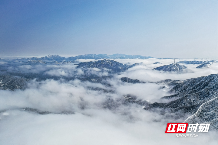 2月25日，雪后初晴，蓝山县云冰山风景区出现壮观的冰雪云海景观，群山之巅银装素裹，云雾缭绕，美如画卷。彭华 摄 (8).jpg
