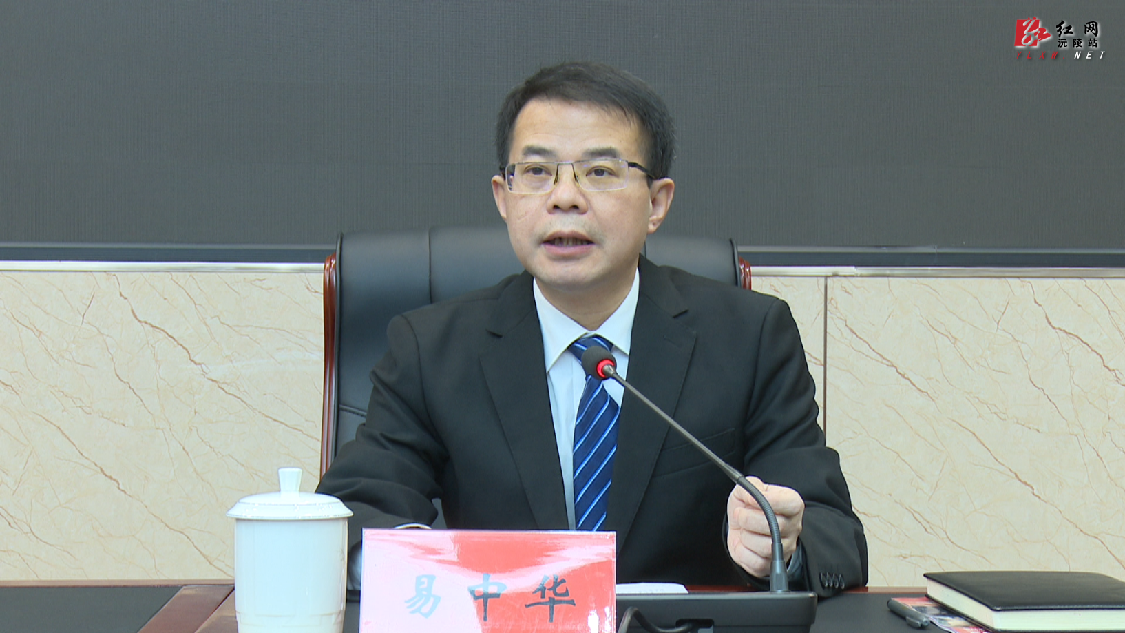 易中华要求,要聚焦"深学"下真功,做到常学常新;要聚焦"细悟"下苦功