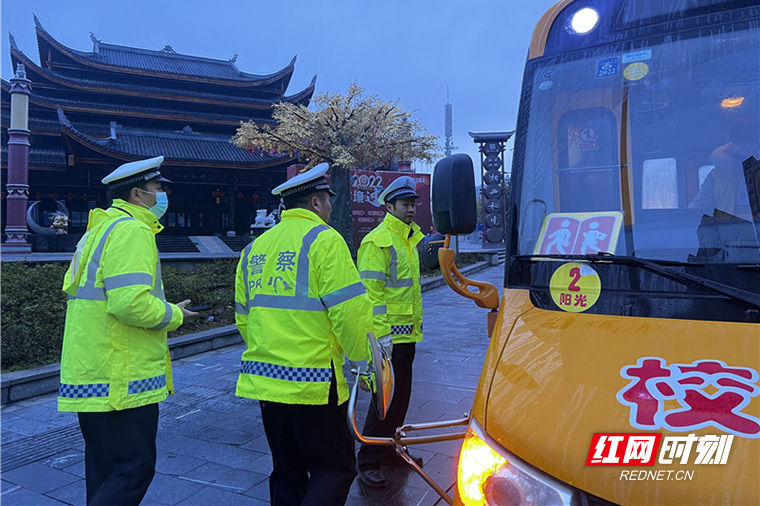春运收官丨吉首交警累计查处交通违法行为4048起1.jpg