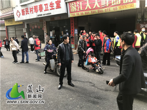 【城市管理提升 我们在行动】蓝山县对二市场开展环境卫生整治行动.jpg