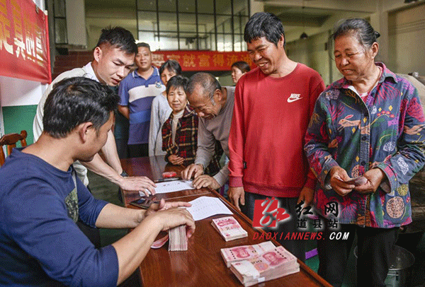 八家村根据村民土地入股、实际产能与收入,足额为村民分发红利和土地租金等,村民脸上洋溢出满满笑容.gif 八家村根据村民土地入股、实际产能与收入,足额为村民分发红利和土地租金等,村民脸上洋溢出满满笑容.gif