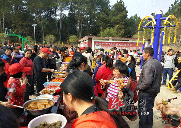 八家村村民集中在村文化广场欢欢喜喜闹元宵,唱红歌、品吃特色食品等,喜气洋洋,一片欢乐气氛!.gif 八家村村民集中在村文化广场欢欢喜喜闹元宵,唱红歌、品吃特色食品等,喜气洋洋,一片欢乐气氛!.gif