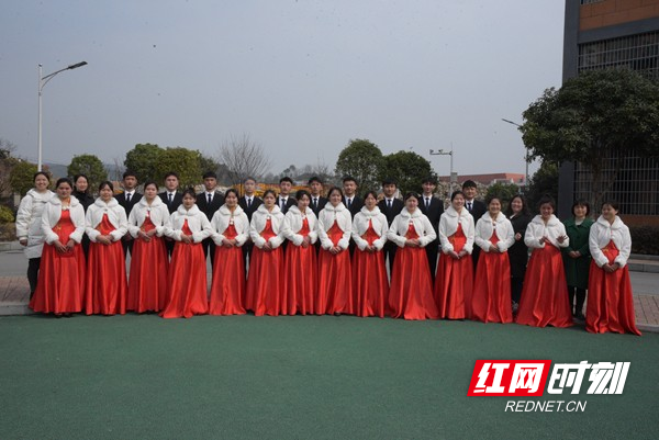 礼仪服务学生。.jpg