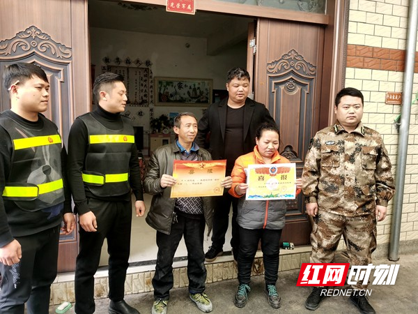将喜报送到“四有”优秀士兵秦洲家中。.jpg