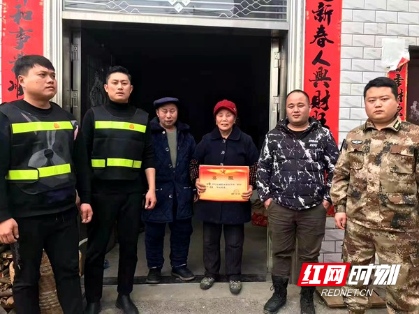将喜报送到“四有”优秀士兵田锋家中。.jpg