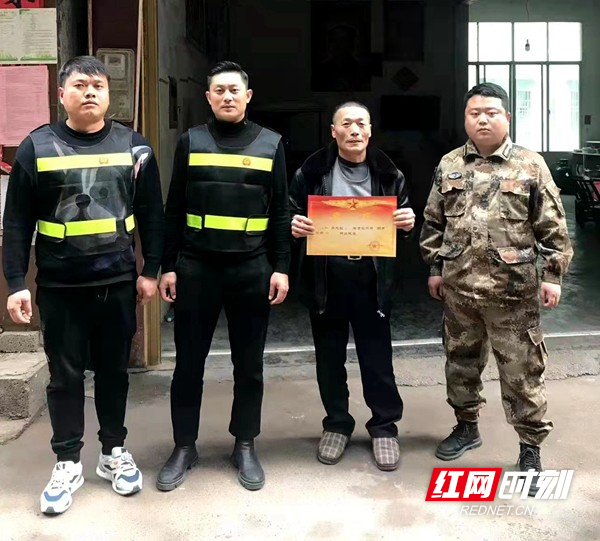 将喜报送到“四有”优秀士兵田扬家中。.jpg