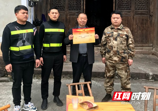 将喜报送到“四有”优秀士兵田振华家中。.jpg