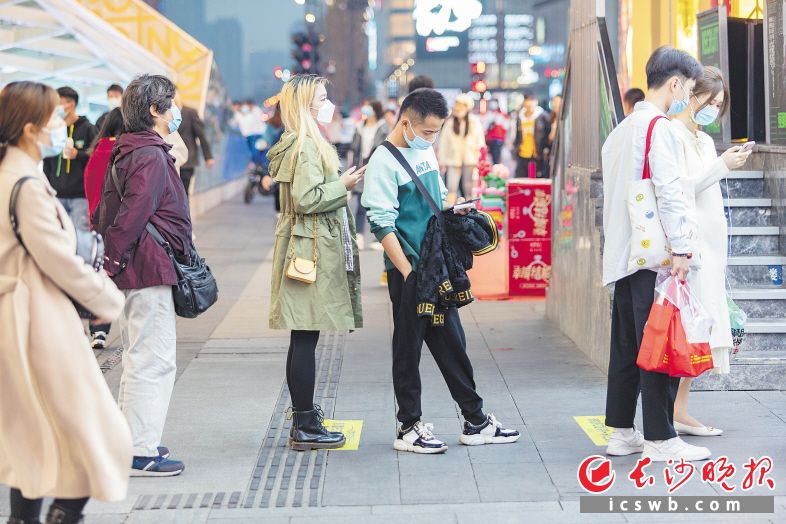 茶颜悦色门店前游客们正在排长队。 长沙晚报全媒体记者 邹麟 摄