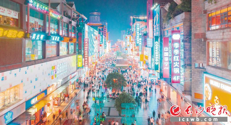 长沙黄兴南路步行商业街。 长沙晚报全媒体记者 董阳 摄