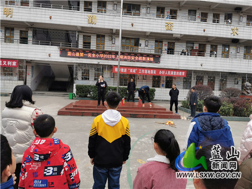 第一完全小学开展消防安全疏散演练活动1.jpg