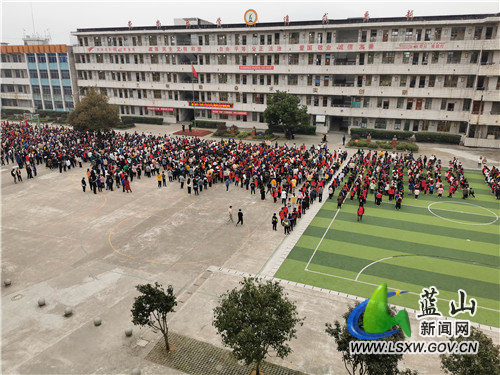 第一完全小学开展消防安全疏散演练活动.jpg