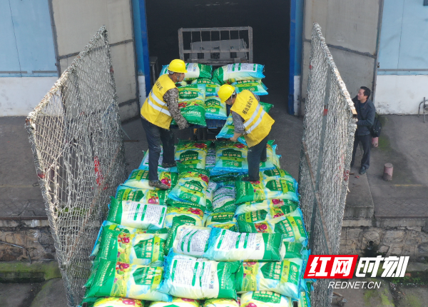  3月2日，在湖南省永州市道州铁路货运站，工人在装运肥料。 (15).jpg