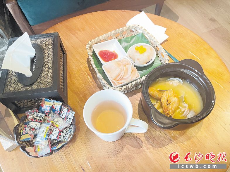 　　长沙某品牌足浴按摩店花样繁多的养生美食。均为长沙晚报全媒体记者 范宏欢 摄
