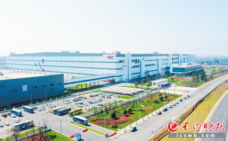 　　2月7日，长沙惠科光电第10条生产线点亮，这里将打造世界一流超高清面板基地。