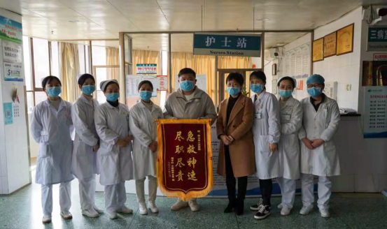 这份感激无以言表:冰雪夜受助孕妇家属为好心人送上14面锦旗(1)527.png 这份感激无以言表:冰雪夜受助孕妇家属为好心人送上14面锦旗(1)527.png
