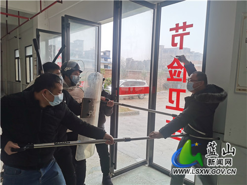 辅仁学校反恐防暴演练03.jpg