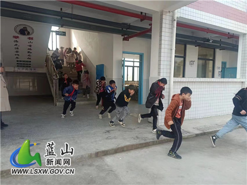 总市学校开展消防应急疏散演练活动1.jpg