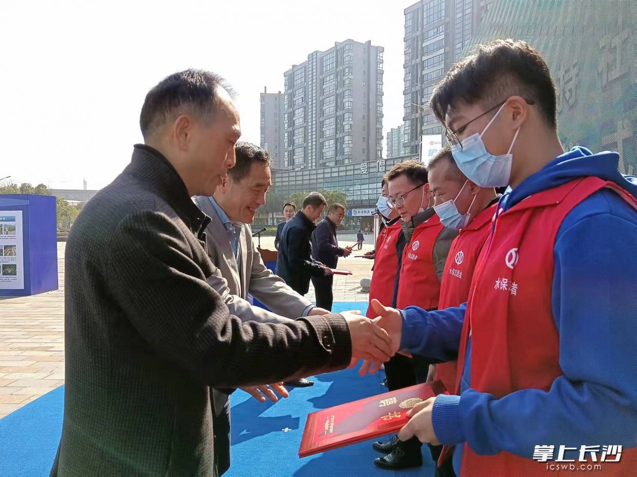 现场颁发证书。   均为长沙晚报全媒体记者王斌摄