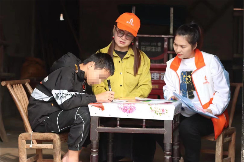 朱春荣正在为山区困难学生辅导功课.jpg