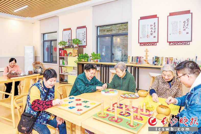 　　雨花区积极推进社区养老服务设施建设，让更多老人安享晚年。今年该区还将建设社区养老服务设施12家。　　资料图片