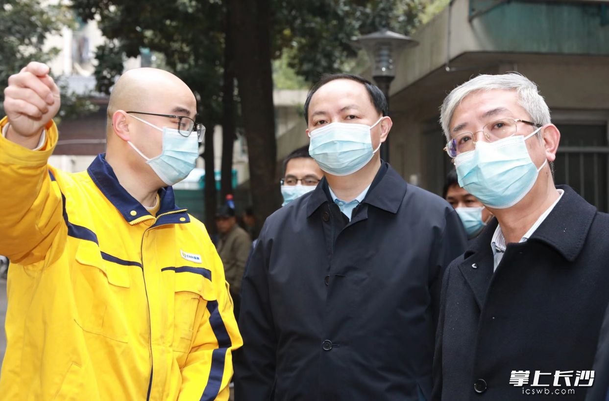 郑建新在芙蓉区文艺路街道乔庄巷和新生村巷调研。 刘书勤 摄 郑建新在芙蓉区文艺路街道乔庄巷和新生村巷调研。 刘书勤 摄