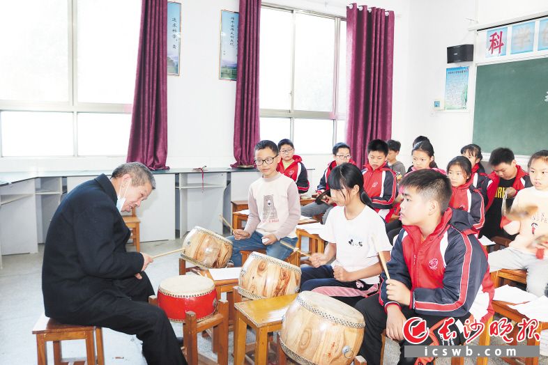 　　枨冲镇庆仪完小学生在非遗传承人的指导下学习“西乡锣鼓”。受访者供图