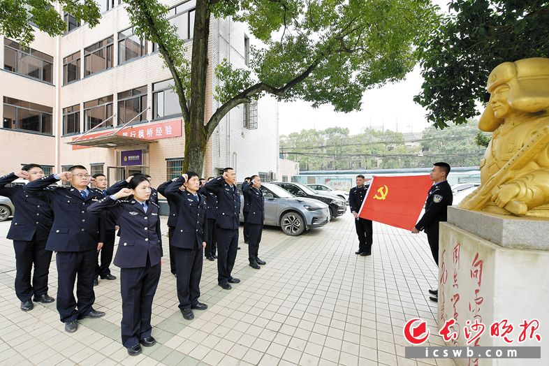 雷锋派出所民警辅警面对雷锋雕像，重温入党誓词。长沙晚报通讯员 彭滔 供图