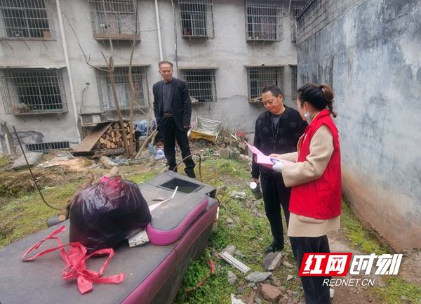开展环保知识宣传现场.jpg