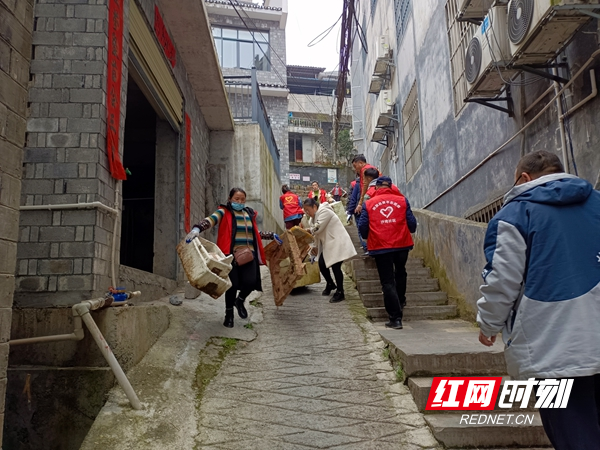 搬运垃圾现场.jpg