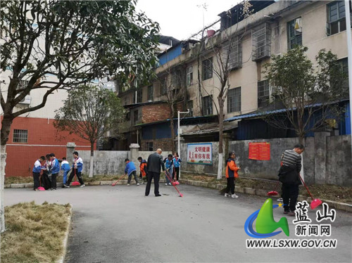 蓝山县环卫园林中心党支部携手塔峰四完小开展志愿服务活动1.jpg