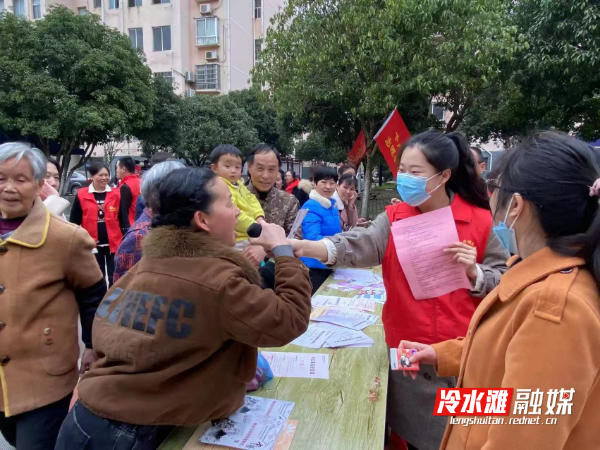 冷水滩普法进社区  “典”亮妇女群众生活2.jpg