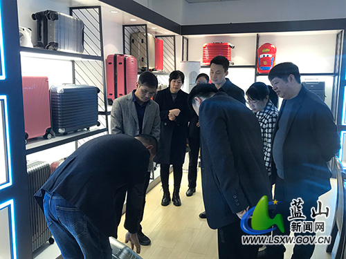 王一凡来蓝调研皮具箱包玩具主导产业发展情况1.jpg