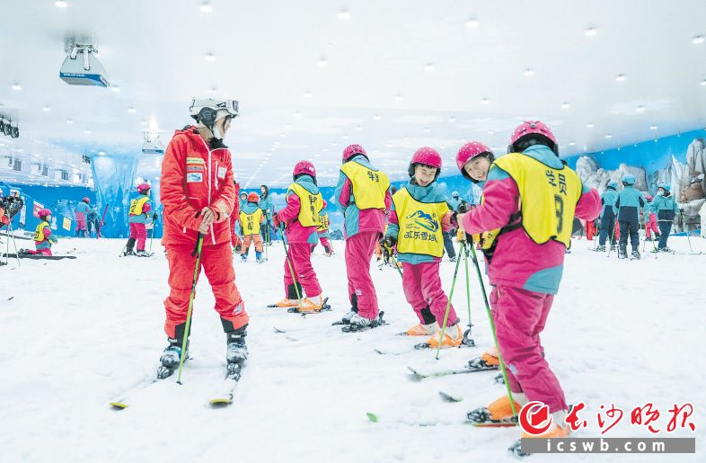 　　湘江欢乐城欢乐雪域，一些学生在教练指导下练习滑雪的基本动作。　　湘江欢乐城欢乐雪域供图