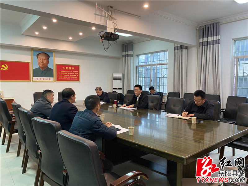 在洞庭村召开座谈会.jpg