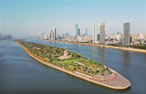 2021年2月20日，长沙橘子洲景区，大批市民和游客在观光赏景。 湖南日报全媒体记者 李健 摄