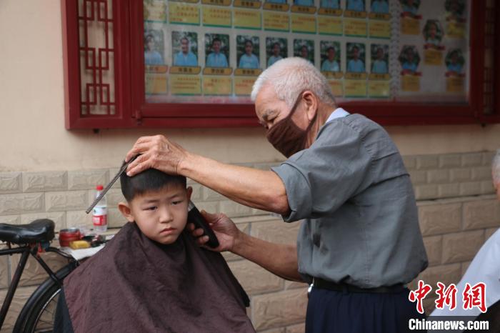 广西退休老人组建志愿者队伍发挥余光余热学“雷锋”