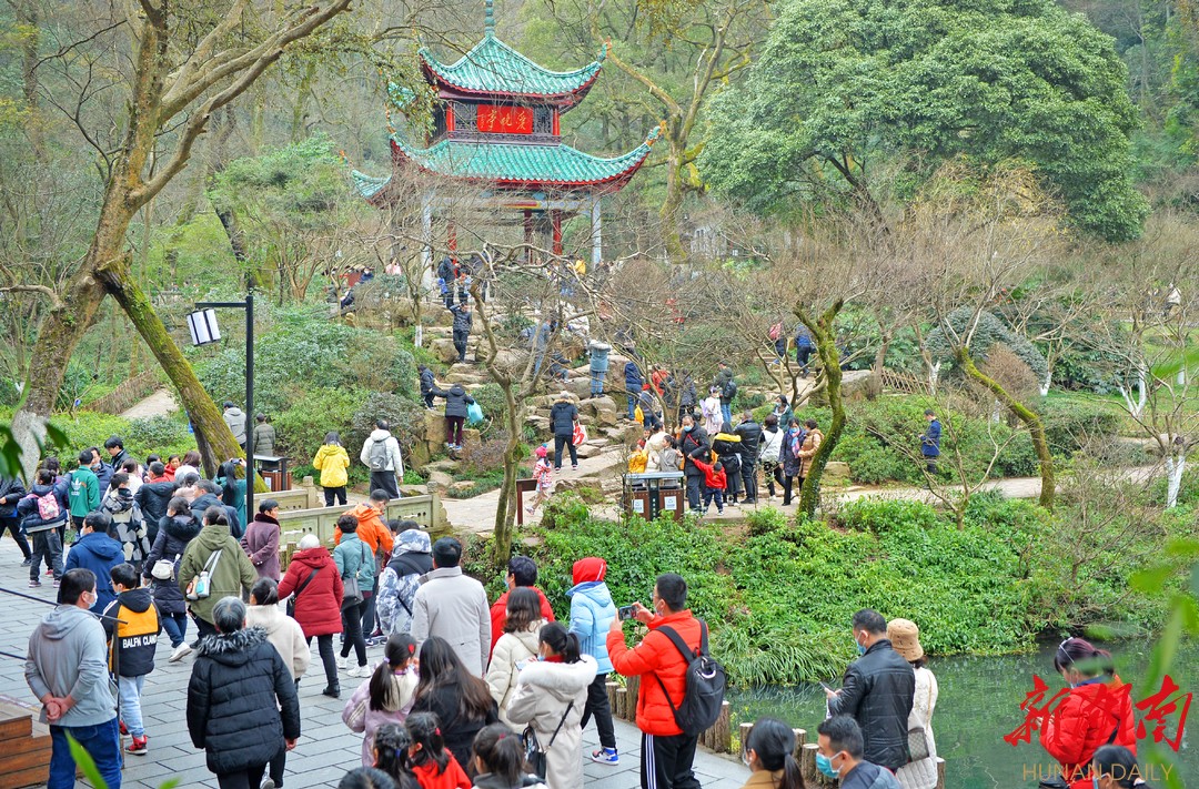 湖南日报要闻版头条丨景观之上是生活 寻常生活客自来——“网红长沙”的新旅游发展之路