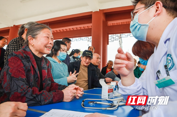 3月4日，蓝山县塔下寺文化广场，志愿者在为市民进行健康义诊。.jpg