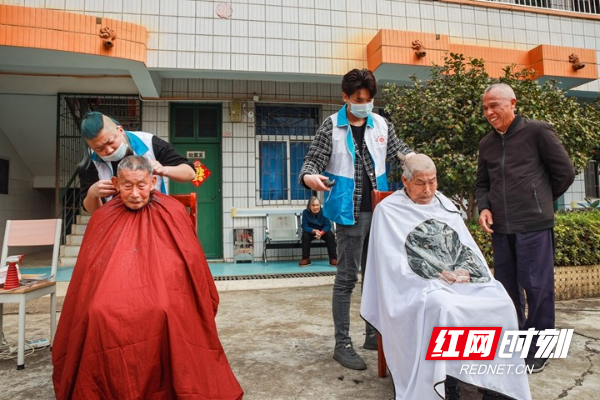 3月4日，蓝山县塔峰镇敬老院，志愿者在为老人免费理发。 (4).jpg