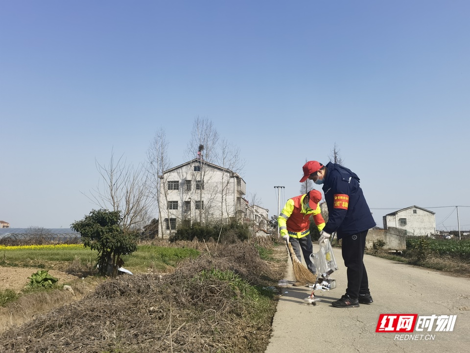 雷锋日君山收费站打扰卫生.jpg