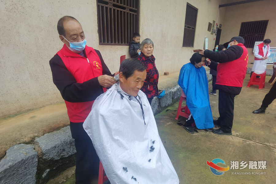 志愿者为村民理发。.jpg