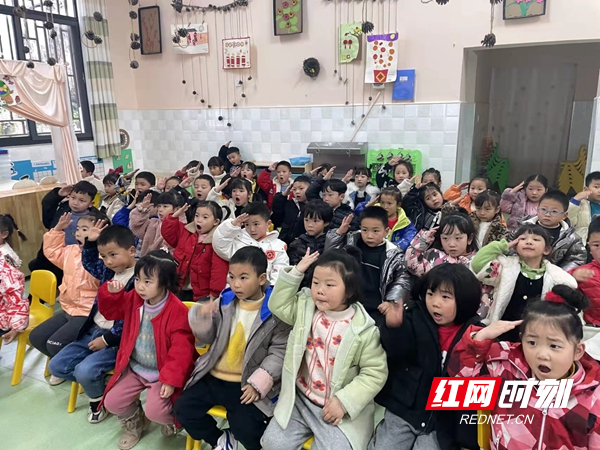 向雷锋叔叔敬个礼.jpg