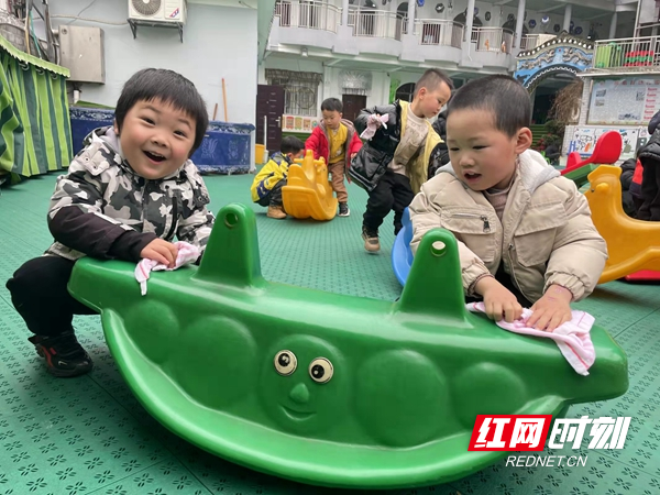 幼儿园里的“小雷锋”.jpg